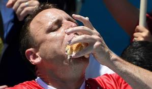Hombre devora 70.5 hot dogs en 10 minutos y gana competencia
