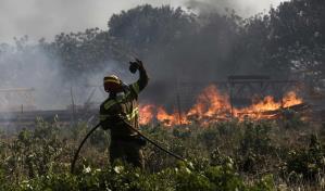 Un nuevo incendio cerca de Atenas obliga a ordenar la evacuación de tres poblaciones