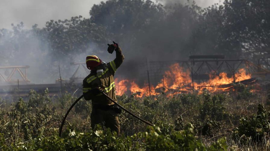 Un nuevo incendio cerca de Atenas obliga a ordenar la evacuación de tres poblaciones Un nuevo incendio cerca de Atenas obliga a ordenar la evacuación de tres poblaciones