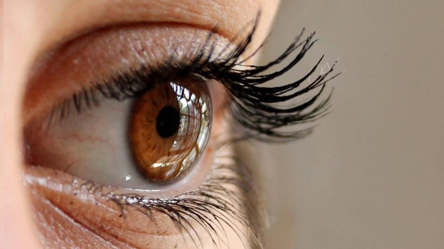 Lo que haces sin saber y está dañando tus ojos Lo que haces sin saber y está dañando tus ojos