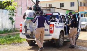Haitianos agreden a agentes de Migración durante operativo en Puerto Plata
