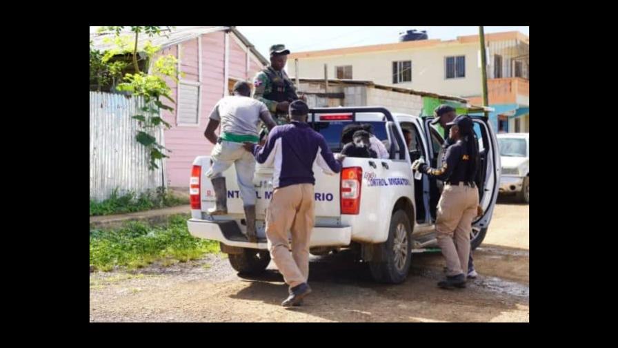Haitianos agreden a agentes de Migración durante operativo en Puerto Plata Haitianos agreden a agentes de Migración durante operativo en Puerto Plata