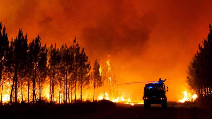 Un importante incendio obliga a cortar una autopista en el sureste de Francia Un importante incendio obliga a cortar una autopista en el sureste de Francia