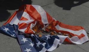 Queman bandera de EE. UU. en protesta por el 4 de julio en Nueva York