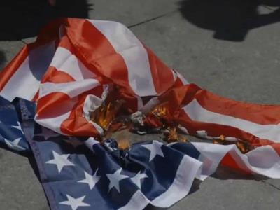 Manifestantes critican a Trump en protesta por bandera quemada