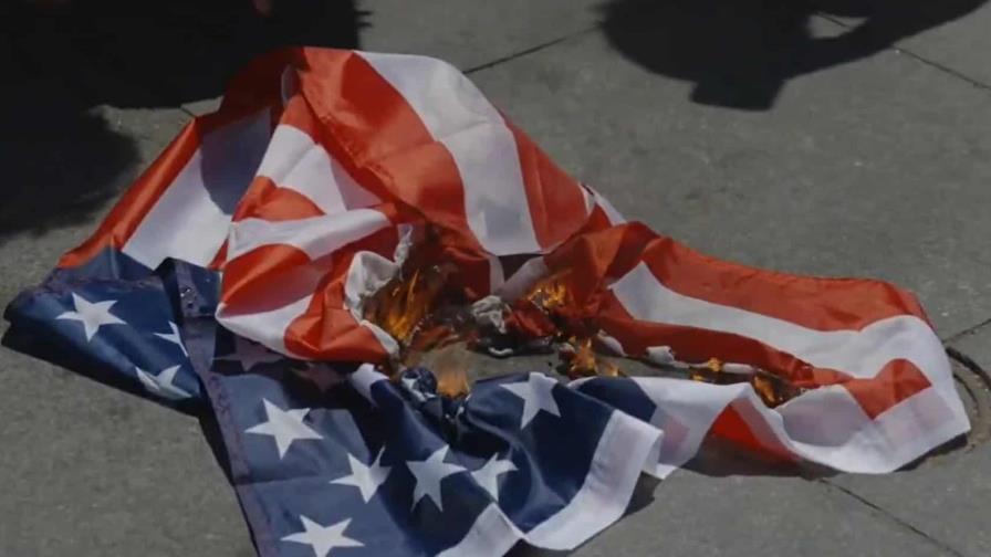 Queman bandera de EE. UU. en protesta por el 4 de julio en Nueva York Queman bandera de EE. UU. en protesta por el 4 de julio en Nueva York