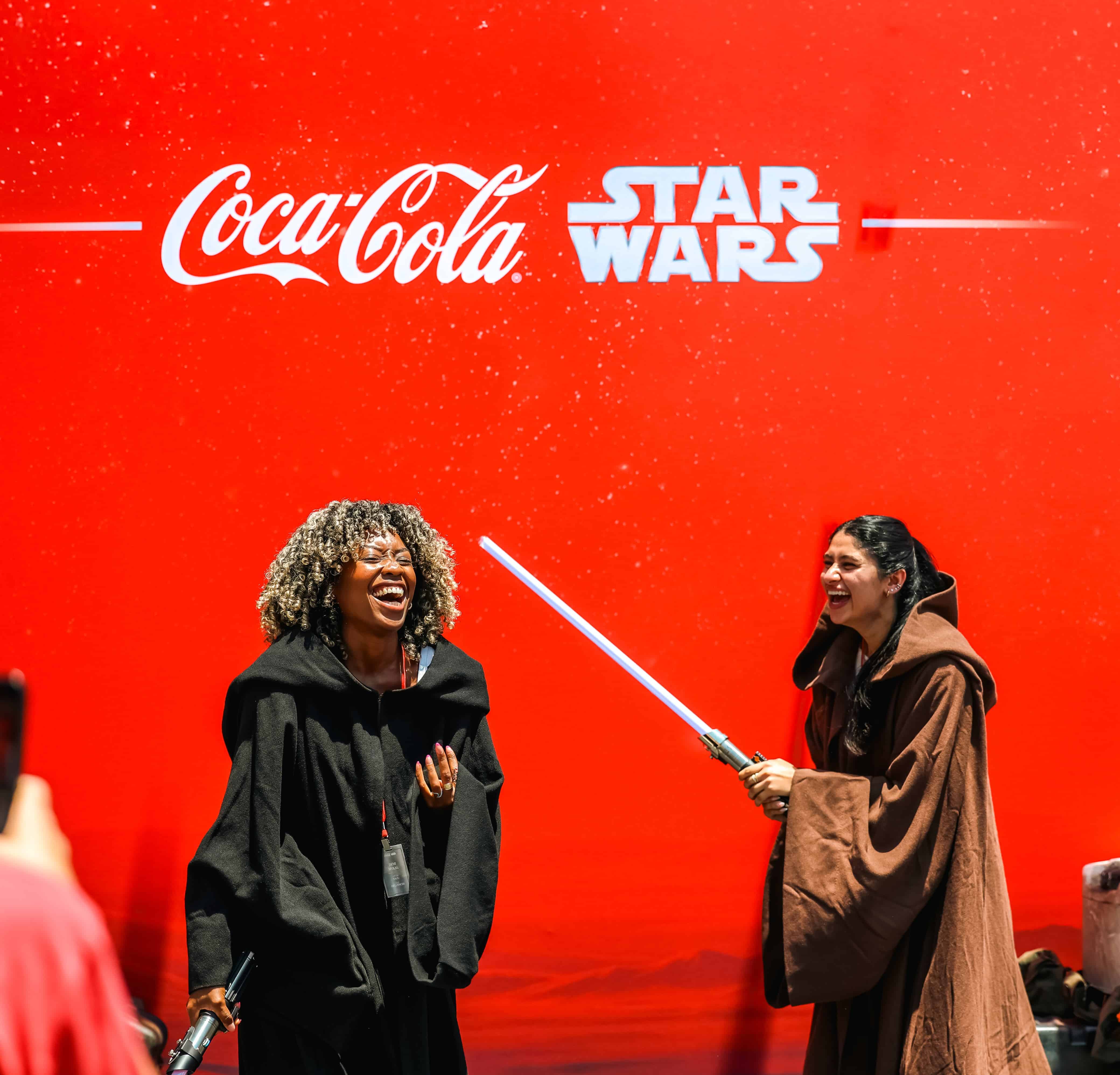 Участники запуска кампании Refresh Your Galaxy в нарядах в стиле «Звездных войн».