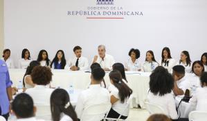 Abinader se reúne con más de 300 jóvenes de la provincia Duarte