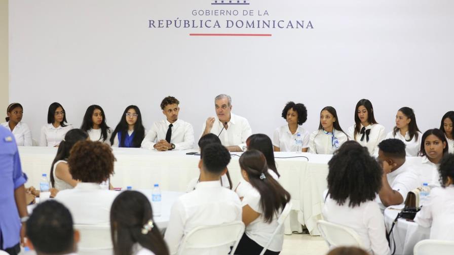 Abinader se reúne con más de 300 jóvenes de la provincia Duarte Abinader se reúne con más de 300 jóvenes de la provincia Duarte