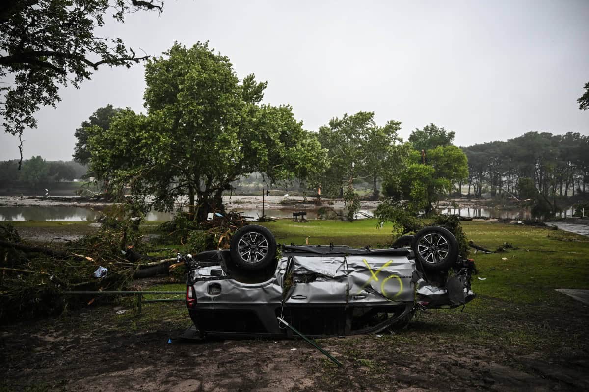 Se ve un automóvil dañado y volcado después de una grave inundación repentina en Hunt, Texas, el 5 de julio de 2025.