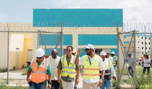 Construcción de cárcel Las Parras es supervisada por el titular del Mived Carlos Bonilla