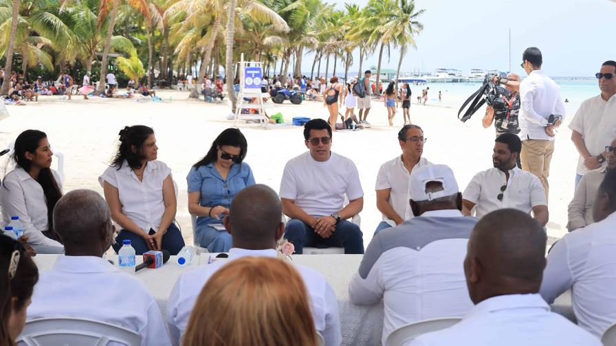 Collado promete remozar la playa y otras obras en Boca Chica con inversión de RD$600 millones Collado promete remozar la playa y otras obras en Boca Chica con inversión de RD$600 millones