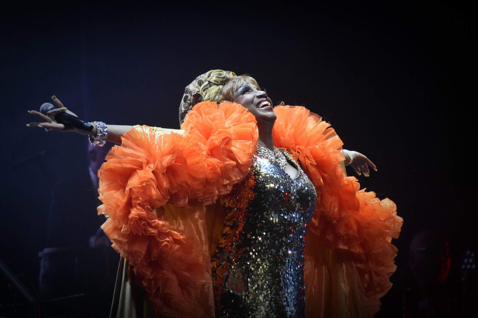 Celia Cruz siempre mostró orgullo por su herencia negra y su amada Cuba.