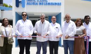 Presidente Abinader inaugura moderna emergencia del hospital de Villa Riva; comunidad exige más médicos