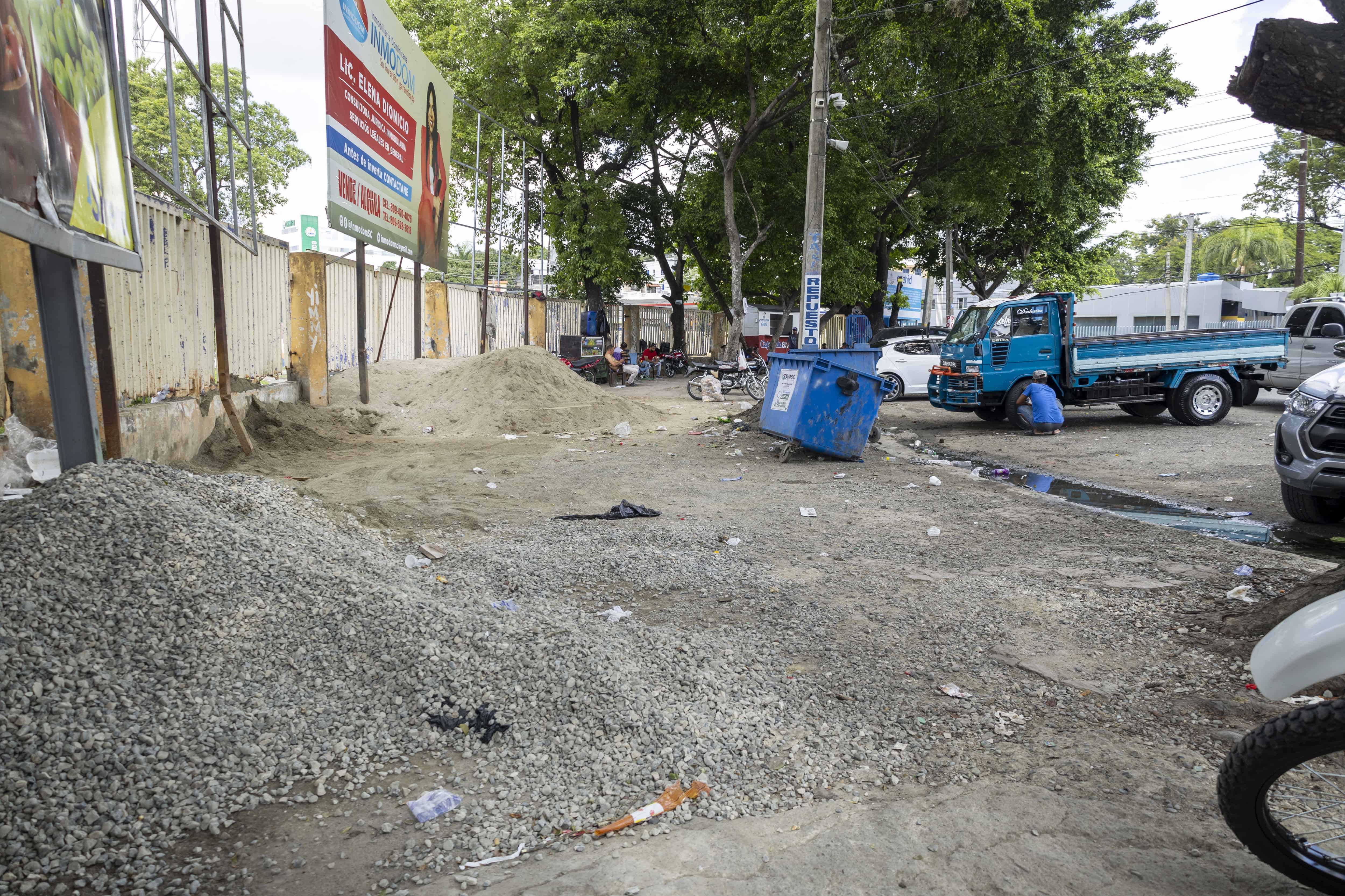 Una ferretería en la avenida Libertad utiliza la acera para el deposito de materiales que vende.