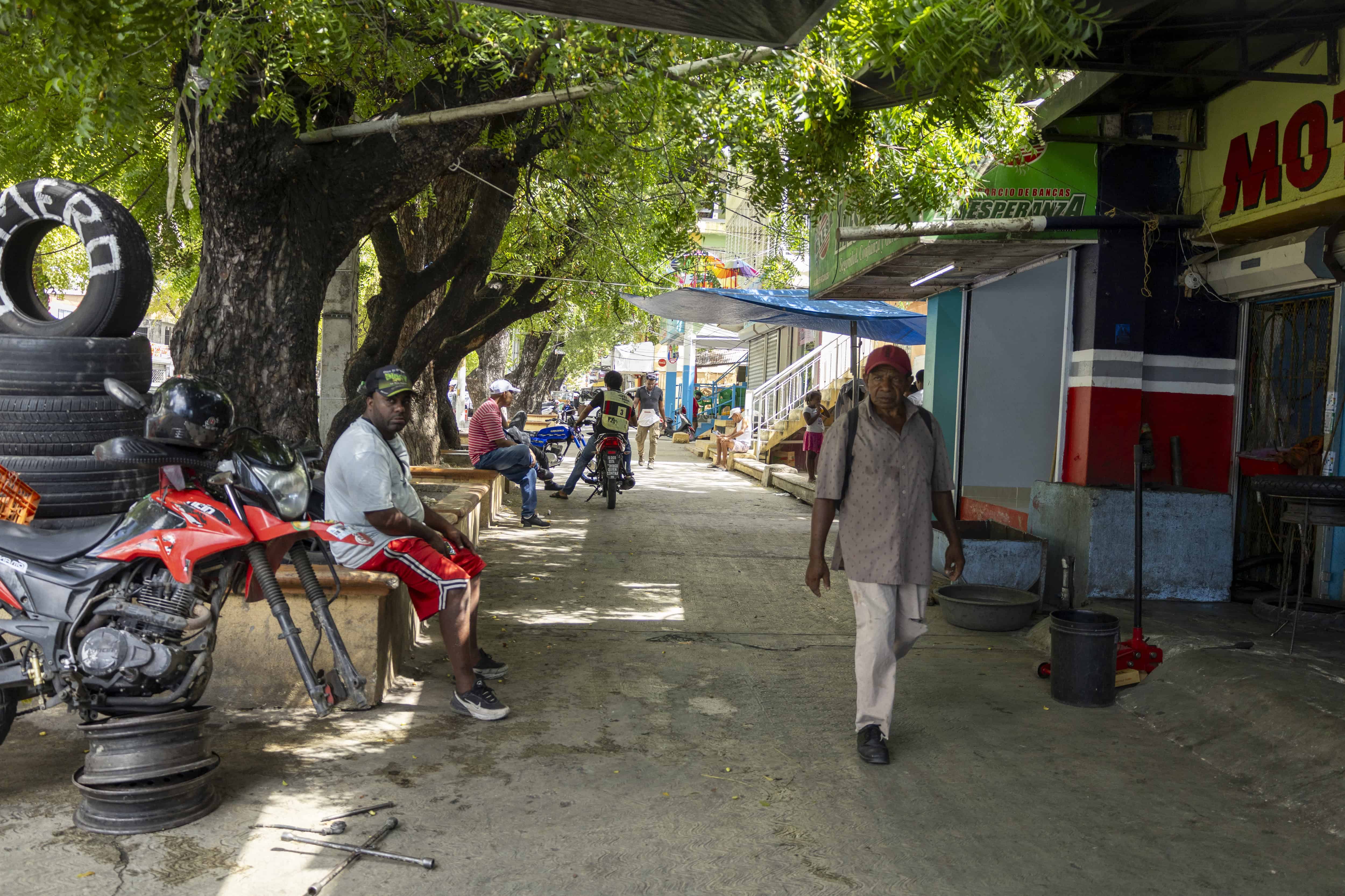 La acera este de la avenida Libertad está colmada de freidurías, lavaderos de carros y otros negocios.