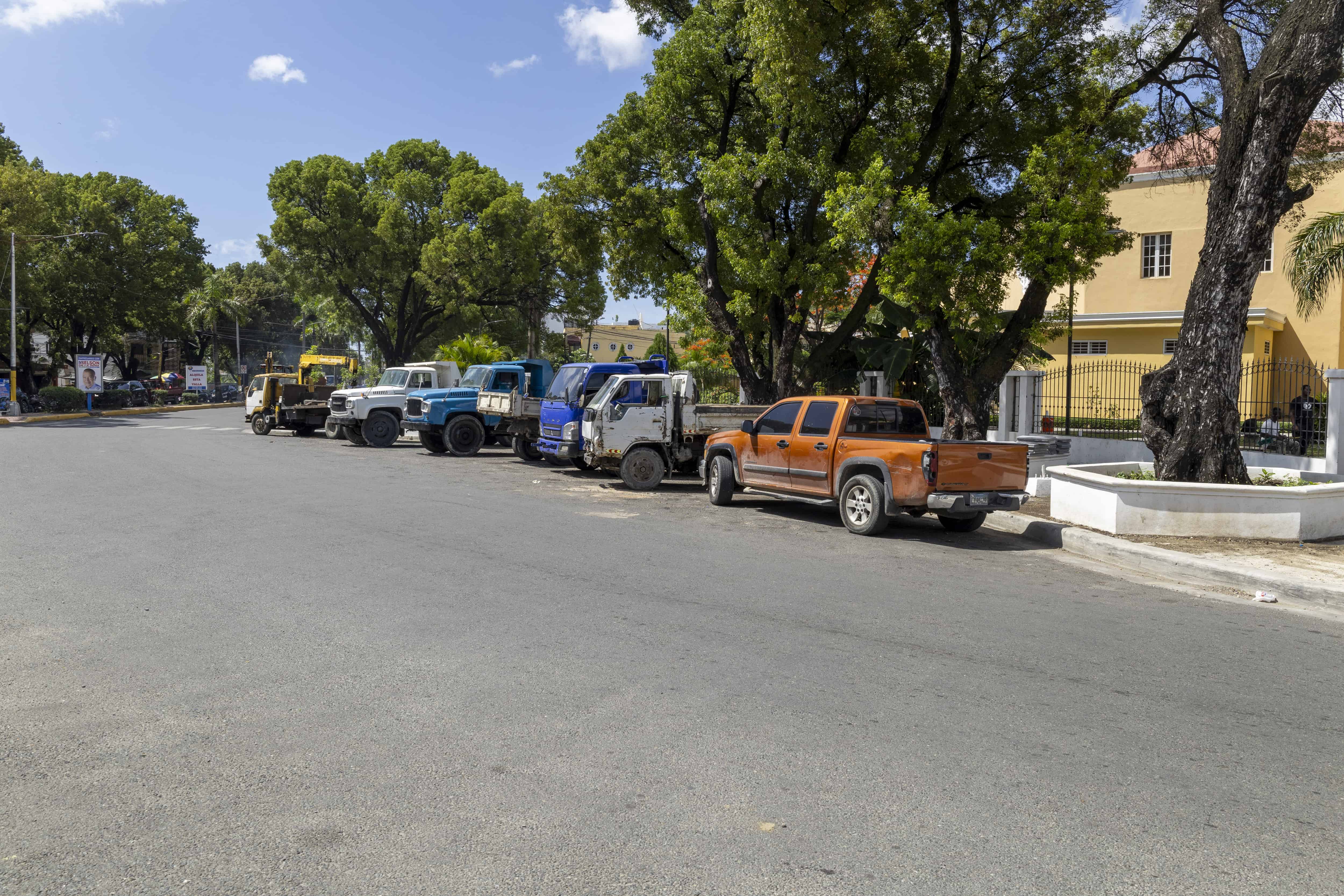 Calle utilizada como parqueo.
