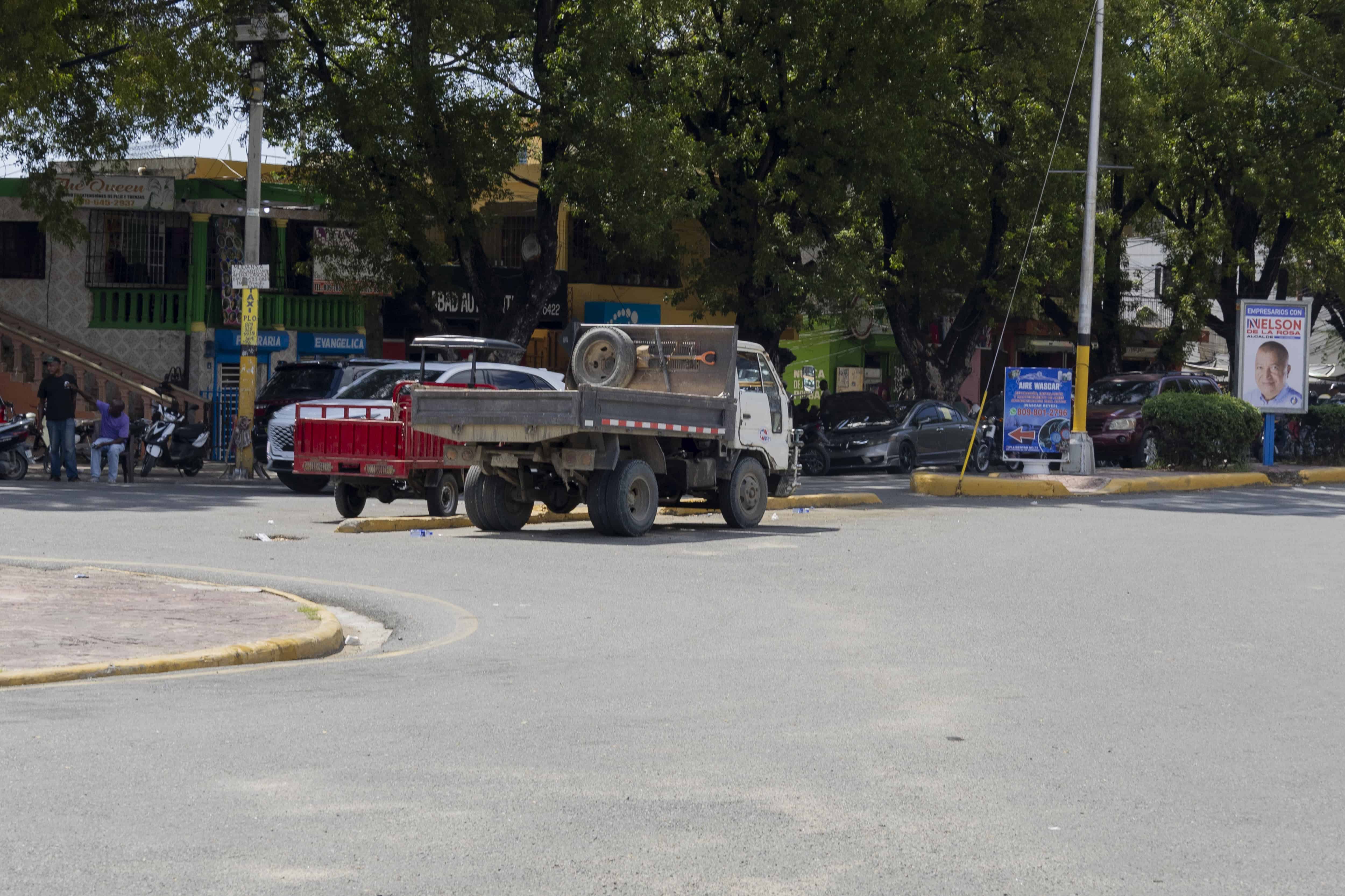La rotonda de la avenida Libertad es usada como parqueos de vehículos pesados.
