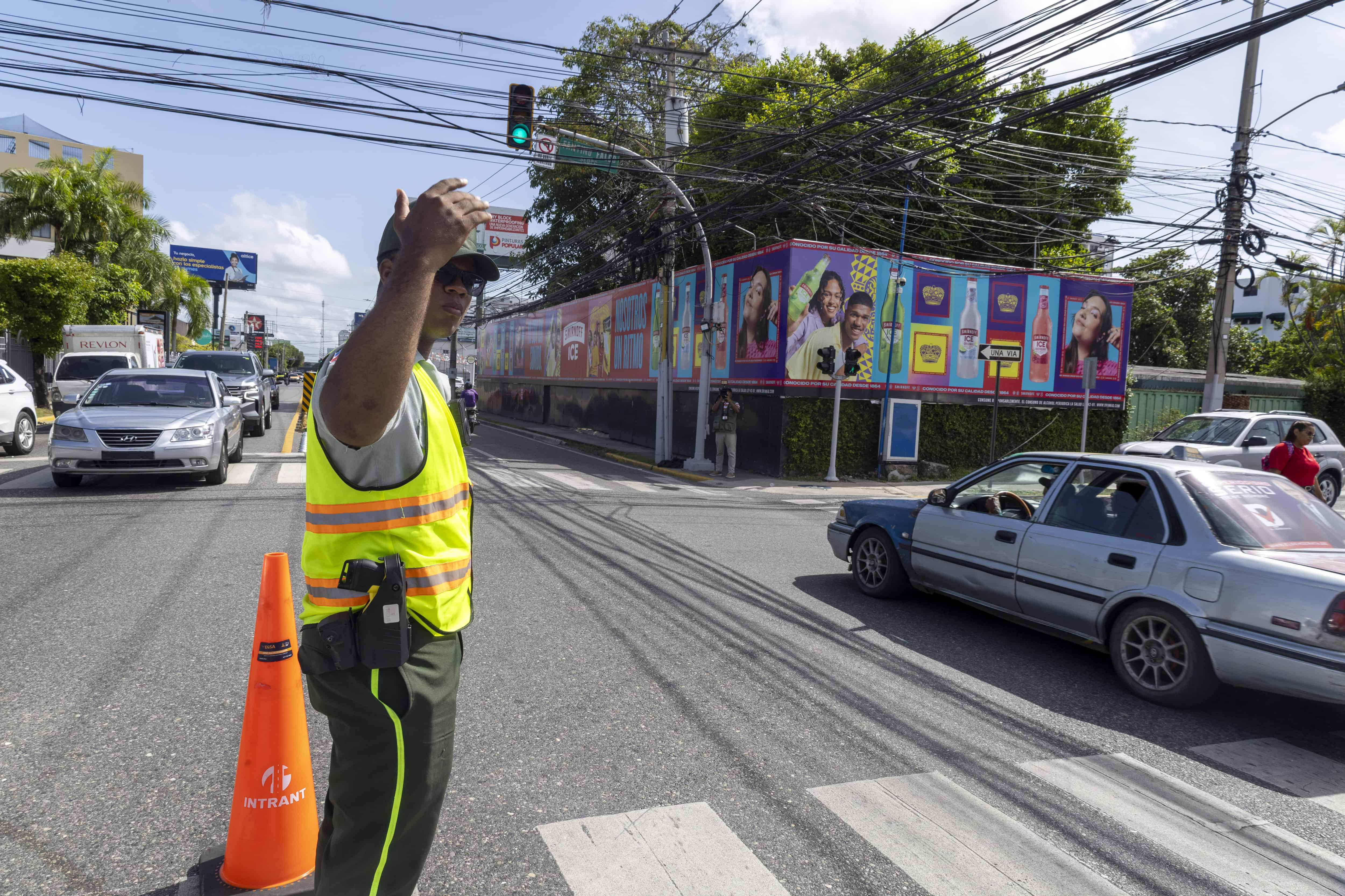 Un agente se encarga de orientar a los conductores.