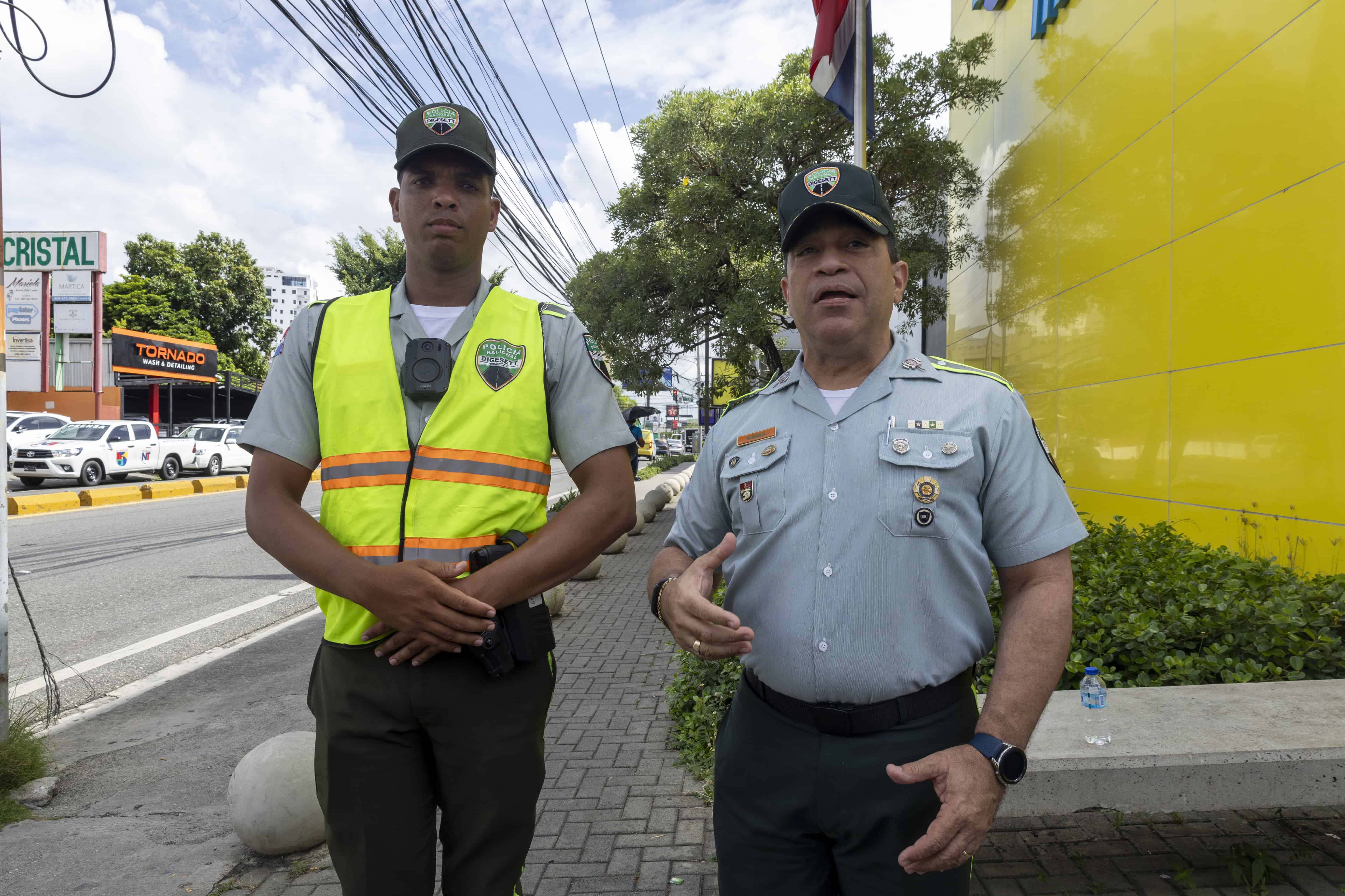 El coronel Rafael Tejeda Baldera junto a un agente en la Lope de Vega.