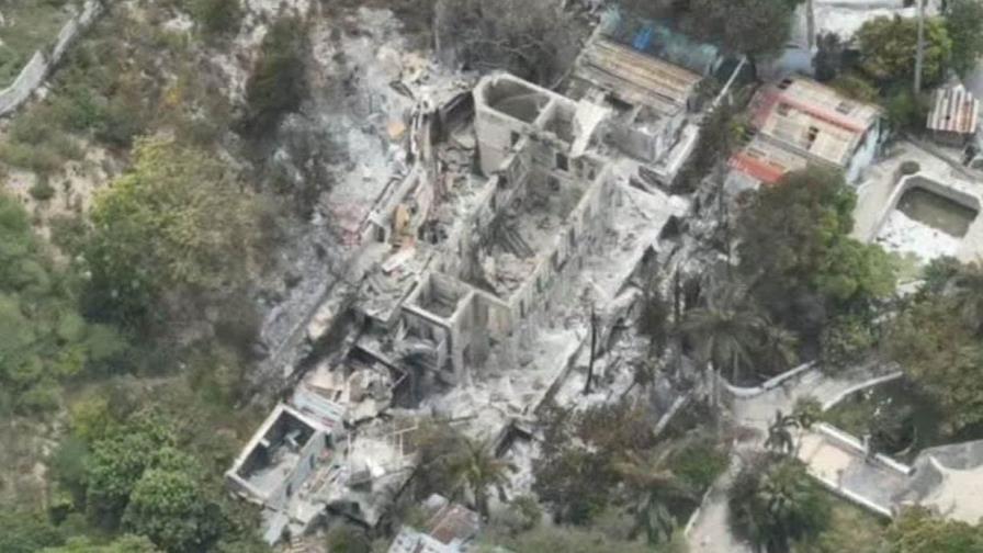 Bandas incendian por completo el icónico hotel Oloffson de Haití Bandas incendian por completo el icónico hotel Oloffson de Haití