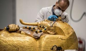Curadores egipcios dan nuevo brillo a las joyas de Tutankamón