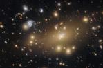 Un enorme cúmulo de galaxias que se expande en el espacio-tiempo, imagen de la semana de Hubble