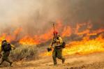 Bomberos avanzan en combate al mayor incendio forestal del año en California