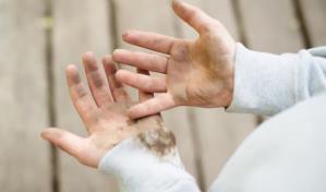 Rescatan a niño tailandés abandonado en una choza: vivía entre perros y se comunicaba con ladridos