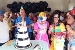 Con bizcocho y globos, comunitarios celebran los siete años de una policlínica inconclusa en Moca