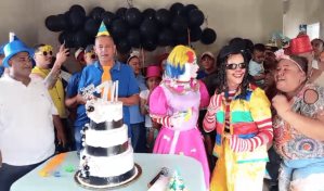 Con bizcocho y globos, comunitarios celebran los siete años de una policlínica inconclusa en Moca