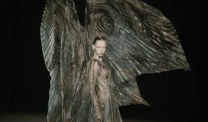 Schiaparelli apuesta por el pasado y por la desconexión en la Alta Costura de París