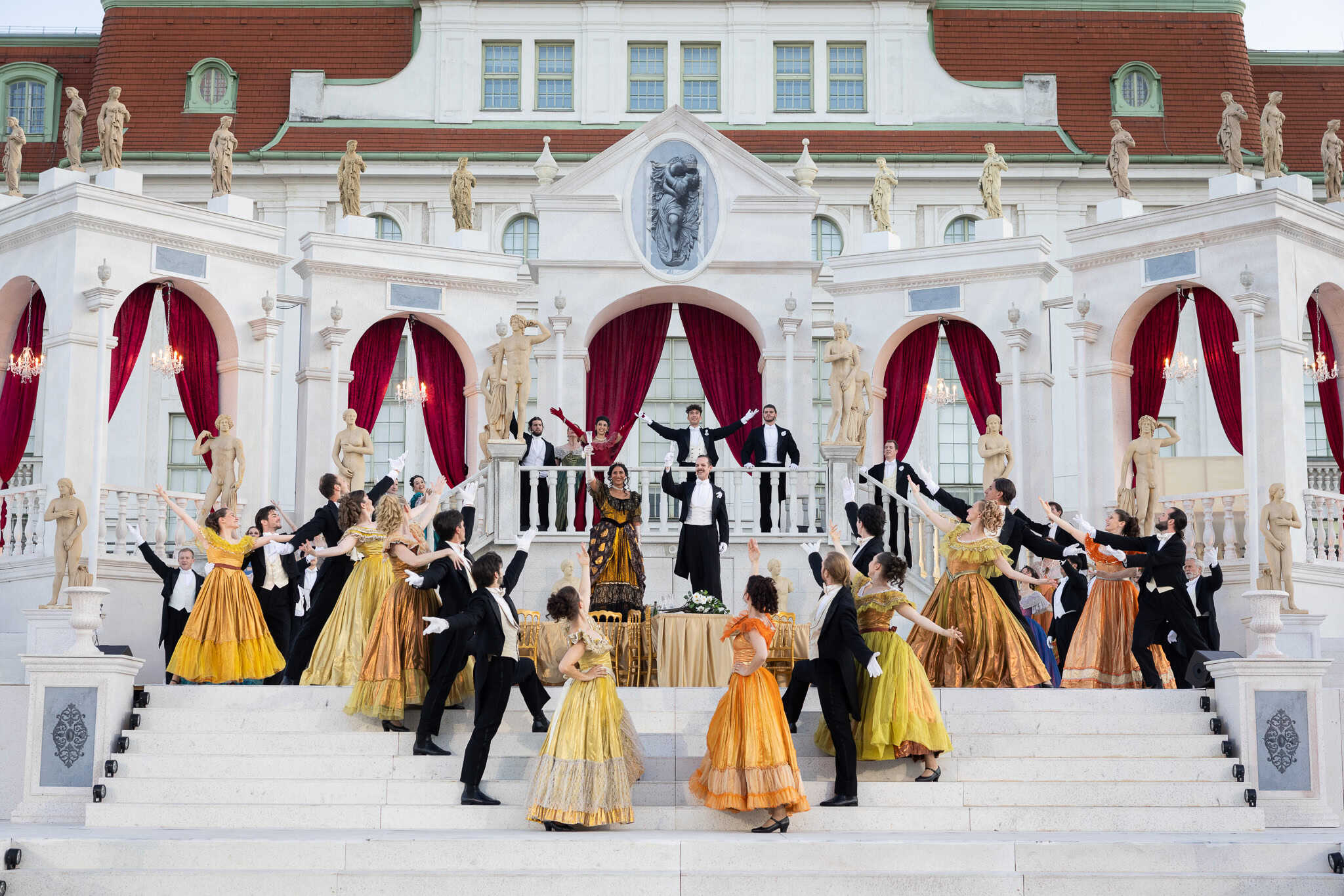 La artista dominicana comparte escenario con el tenor Liparit Avetisyan (Alfredo Germont) y el barítono Thomas Weinhappel (Giorgio Germont), bajo la dirección escénica de Dominik am Zehnhoff-Söns y musical de Joji Hattori, quien lidera a la Orquesta de Cámara de Viena.