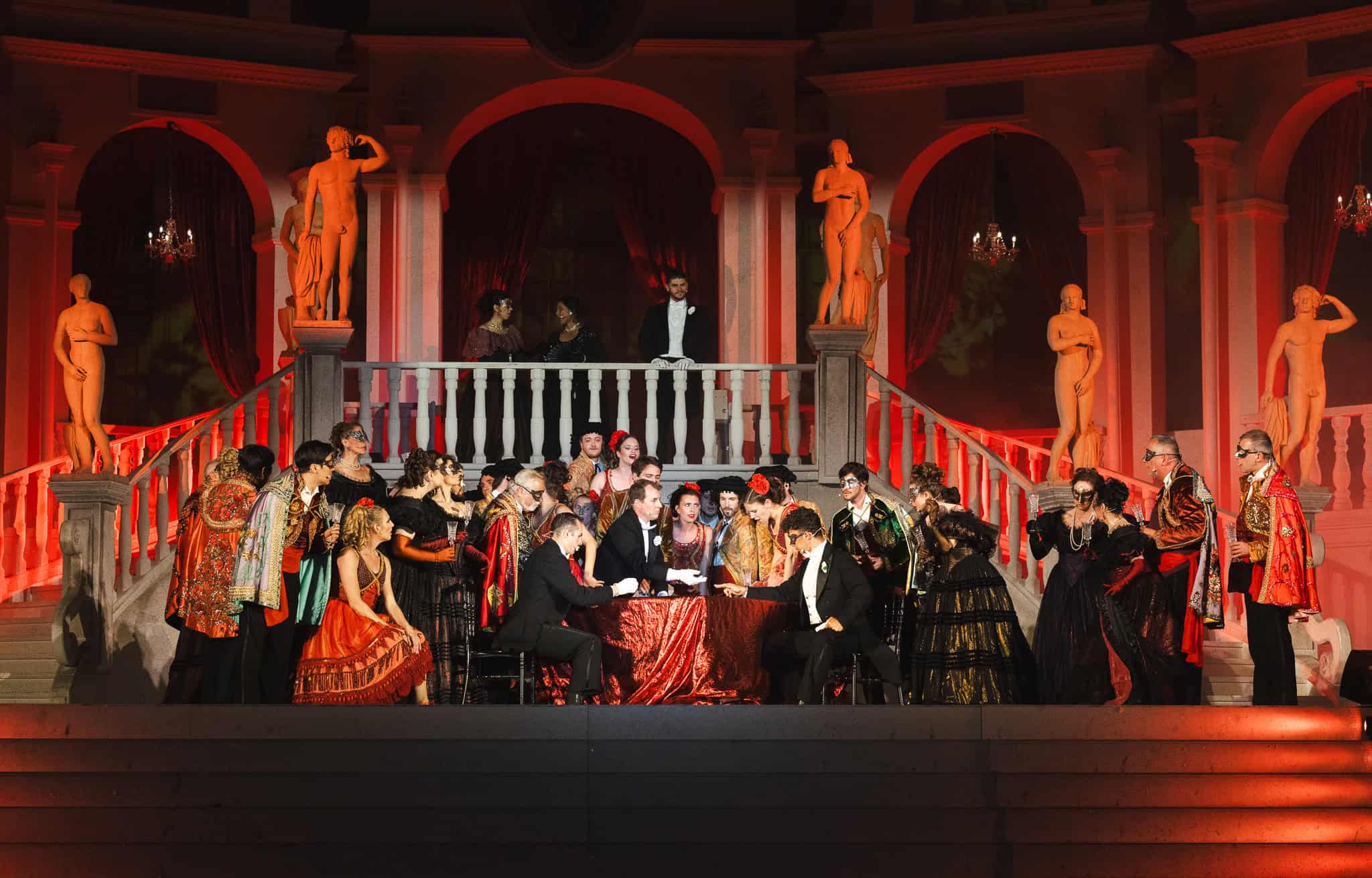 La dominicana Nathalie Peña-Comas es acompañada por un elenco de alto nivel en esta versión vienesa de La Traviata.