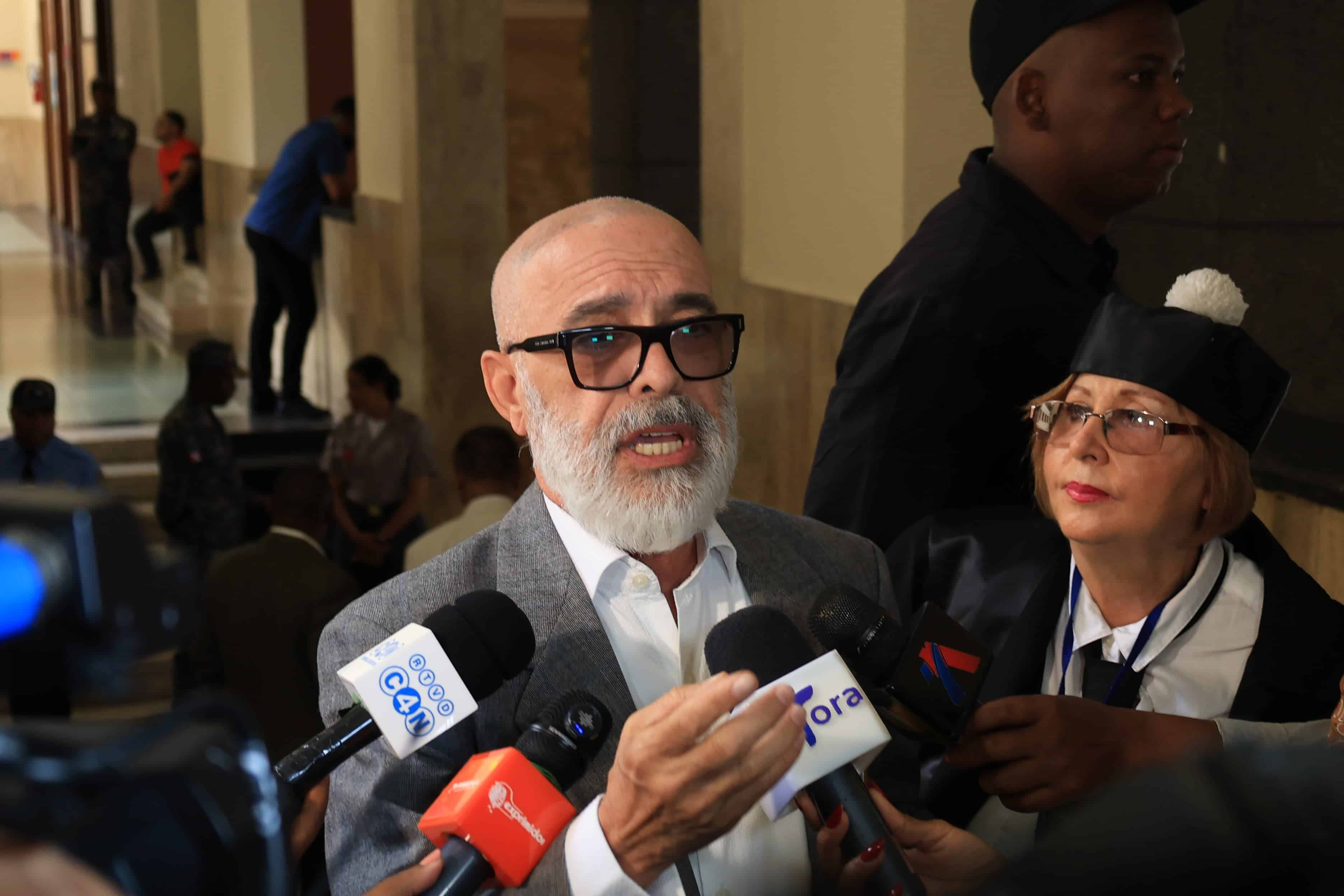 Ángel Martínez tras la fallida audiencia de solicitud de medidas de coerción por la querella que le interpuso la ministra Faride Raful por difamación e injuria. 