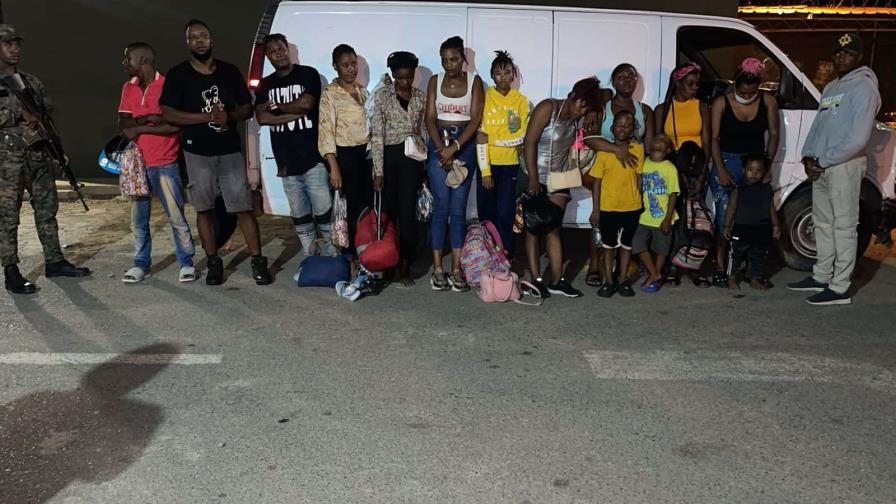 Env&iacute;an a conductor a la justicia por transportar a 14 haitianos indocumentados en Valverde