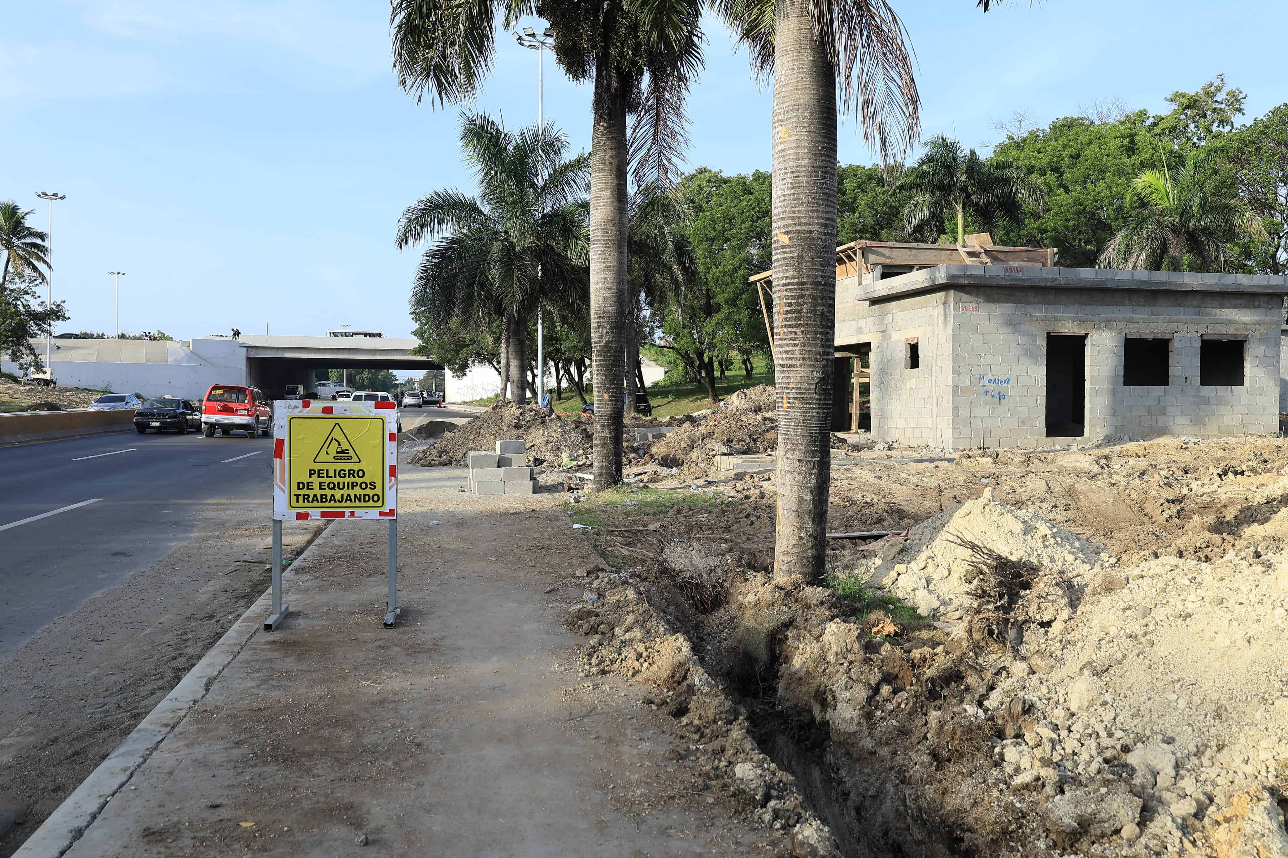 La estructura es constuida en la parte norte de la Autopista Duarte.
