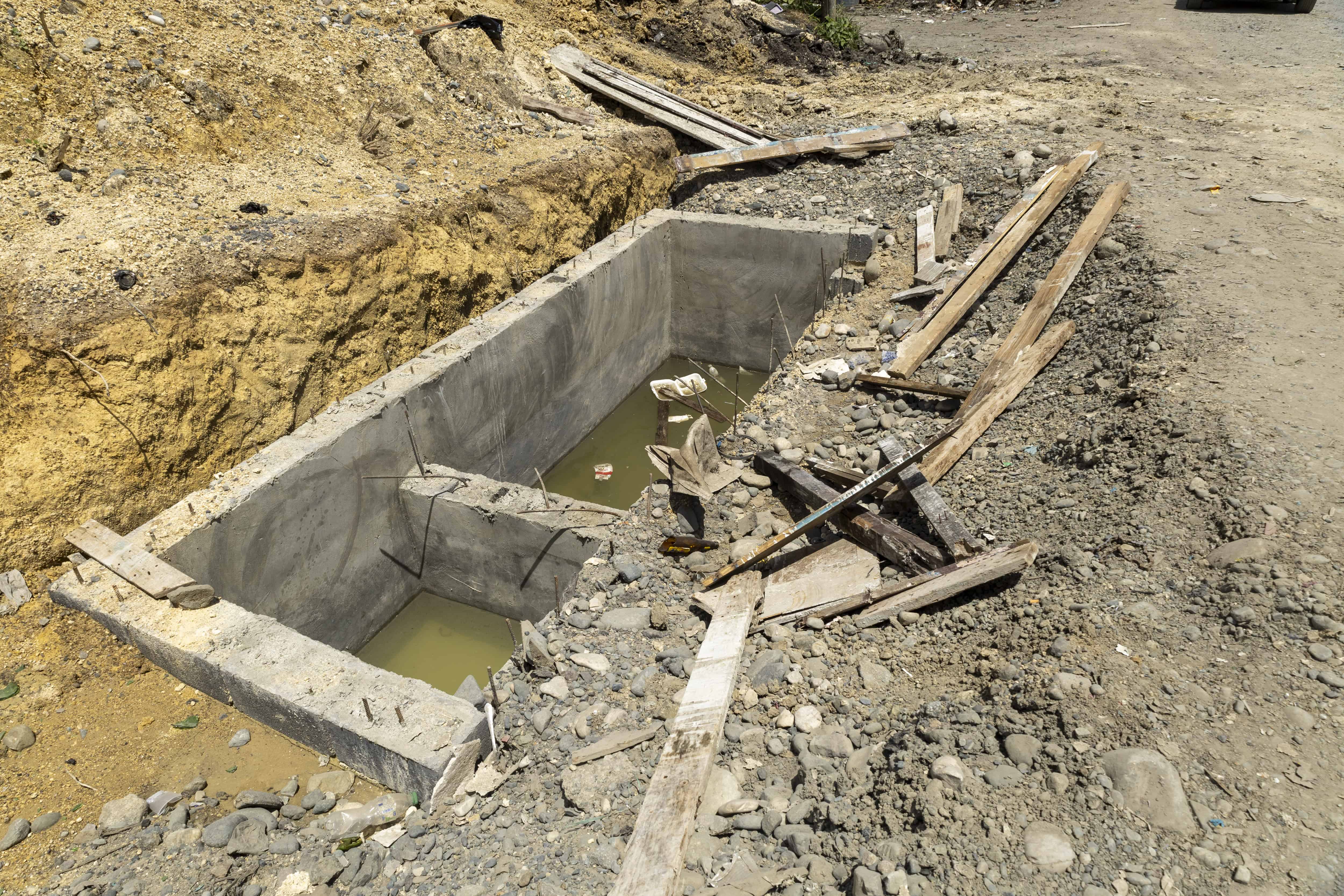 Uno de los 12 imbornales que se construyen en la carretera Los Casabes.