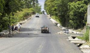 Carretera de 1.2 kilómetros hacia el vertedero de Duquesa tiene cuatro de seis capas de asfalto