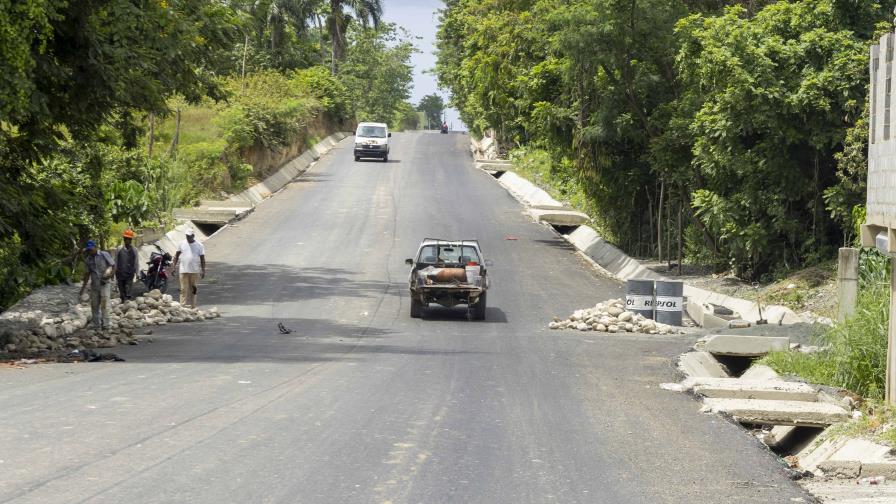 Carretera de 1.2 kilómetros hacia el vertedero de Duquesa tiene cuatro de seis capas de asfalto Carretera de 1.2 kilómetros hacia el vertedero de Duquesa tiene cuatro de seis capas de asfalto