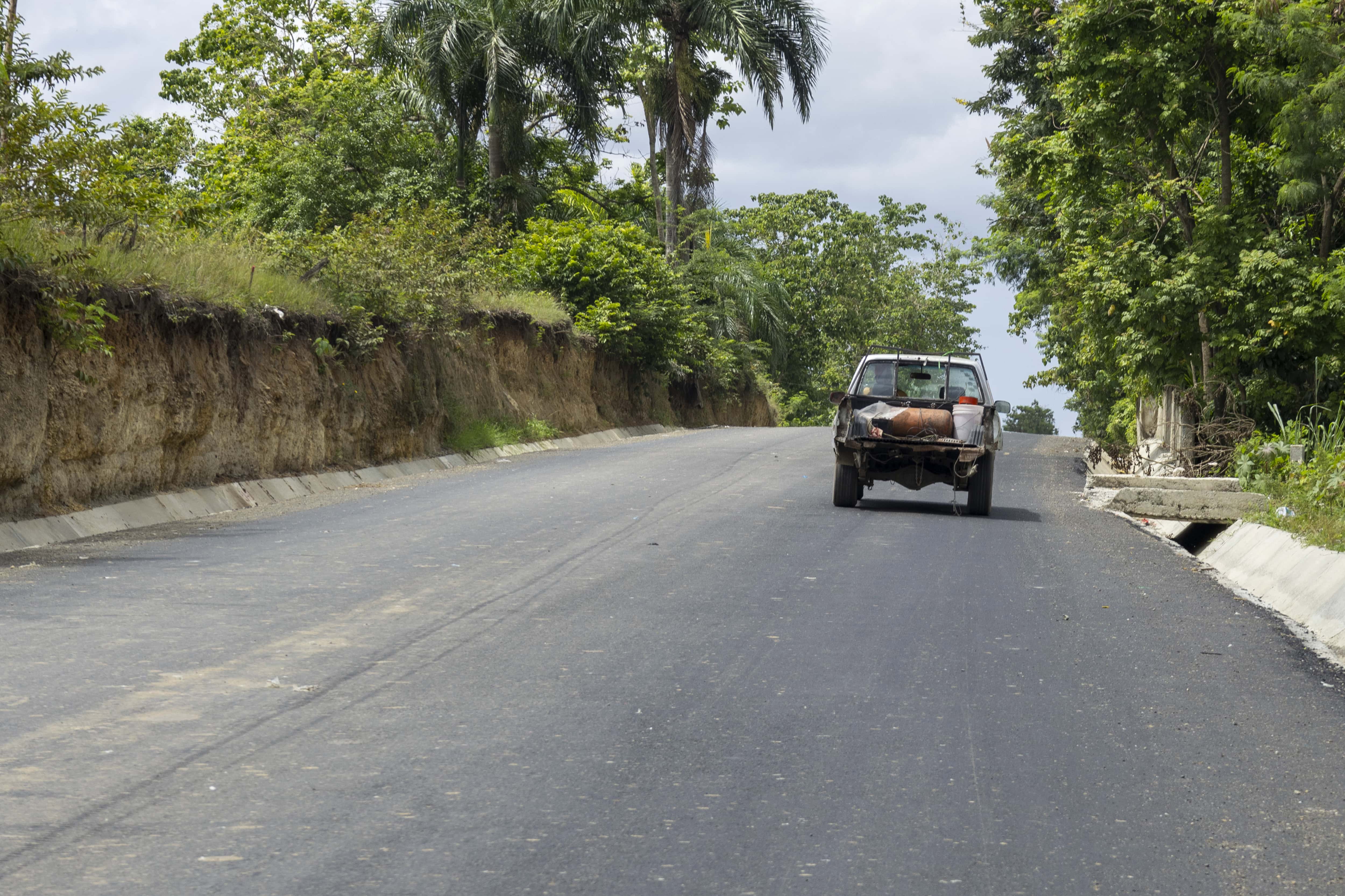 A esta carretera le faltan dos pulgadas de asfalto.