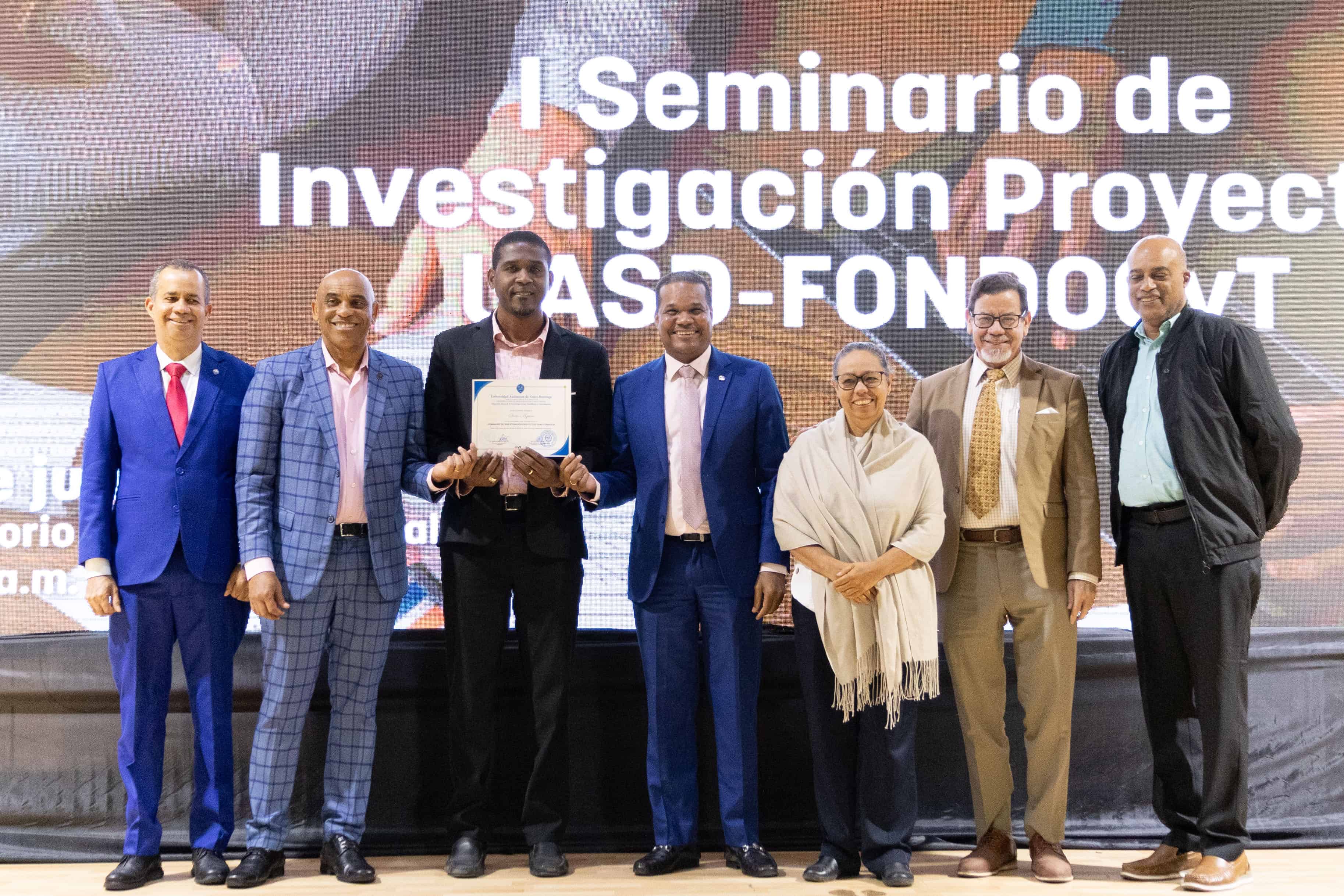 Autoridades de la UASD y el Mescyt junto a investigadores. 