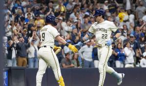 Freddy Peralta apaga a los Dodgers y Milwaukee arrolla con poder y precisión