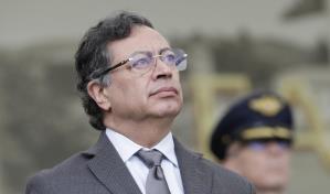 El avión que llevaba a Petro de Sevilla a Bogotá fue desviado por una posible amenaza El avión que llevaba a Petro de Sevilla a Bogotá fue desviado por una posible amenaza