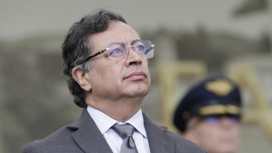El avión que llevaba a Petro de Sevilla a Bogotá fue desviado por una posible amenaza El avión que llevaba a Petro de Sevilla a Bogotá fue desviado por una posible amenaza