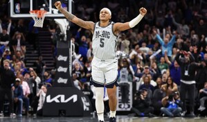 Los Suns tumban a los Warriors de Curry y pasan con los Magic a playoffs de la NBA