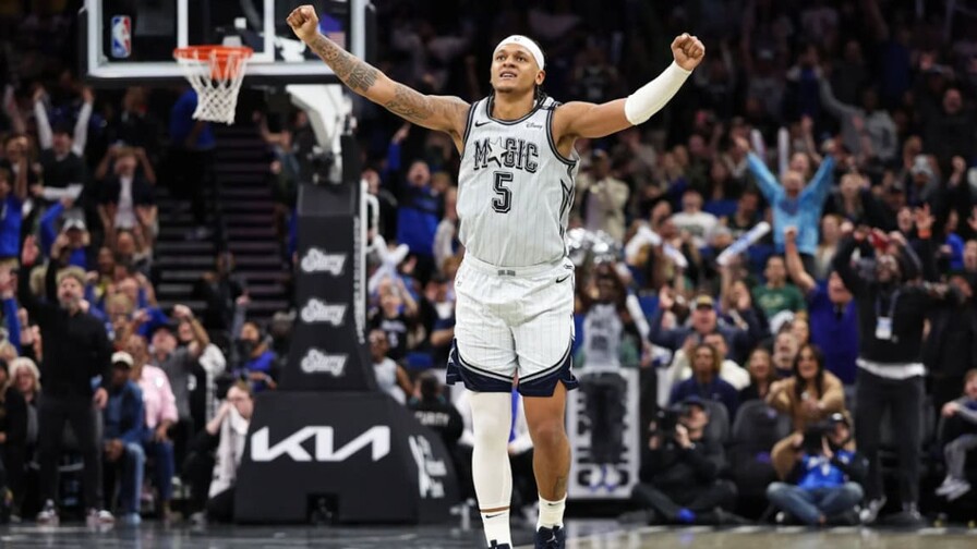 Los Suns tumban a los Warriors de Curry y pasan con los Magic a playoffs de la NBA