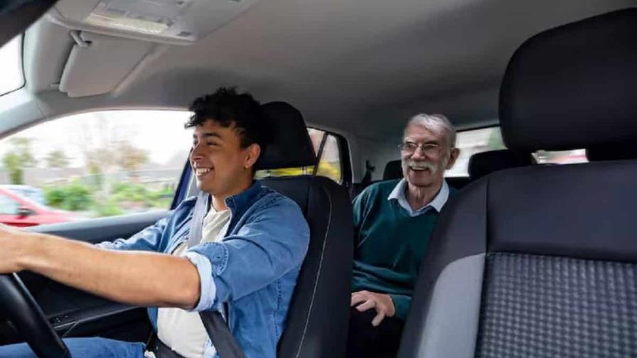 Uber lanza nueva opción para facilitar viajes a personas mayores
