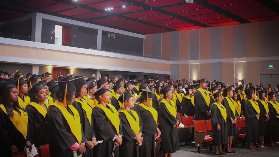 Uniremhos inviste 498 nuevos profesionales de grado, posgrado y técnico superior