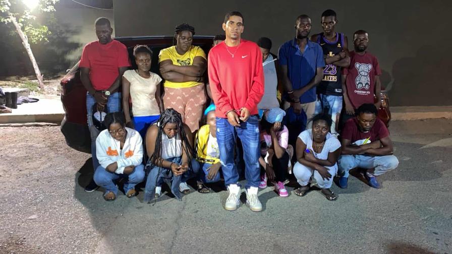 Hallan más de 10 haitianos indocumentados escondidos dentro de una yipeta en Valverde Hallan más de 10 haitianos indocumentados escondidos dentro de una yipeta en Valverde